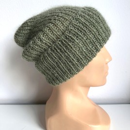 Ręcznie robiona czapka beanie AUREA 100% Baby Merino plus moher i jedwab 38/18 Oliwka