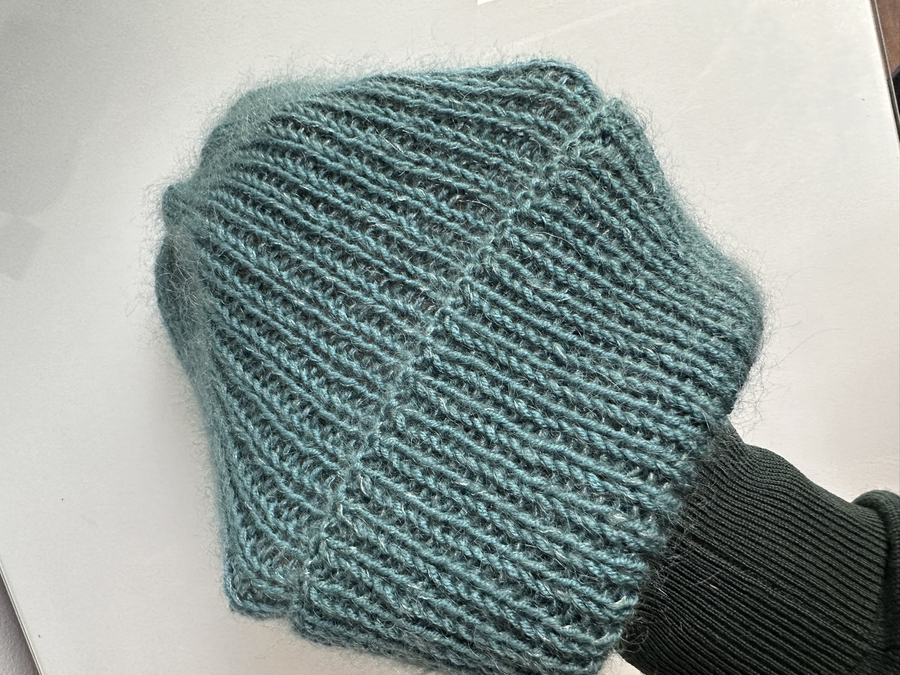 Ręcznie robiona czapka beanie AUREA 100% Baby Merino plus moher i jedwab 02 Czarny