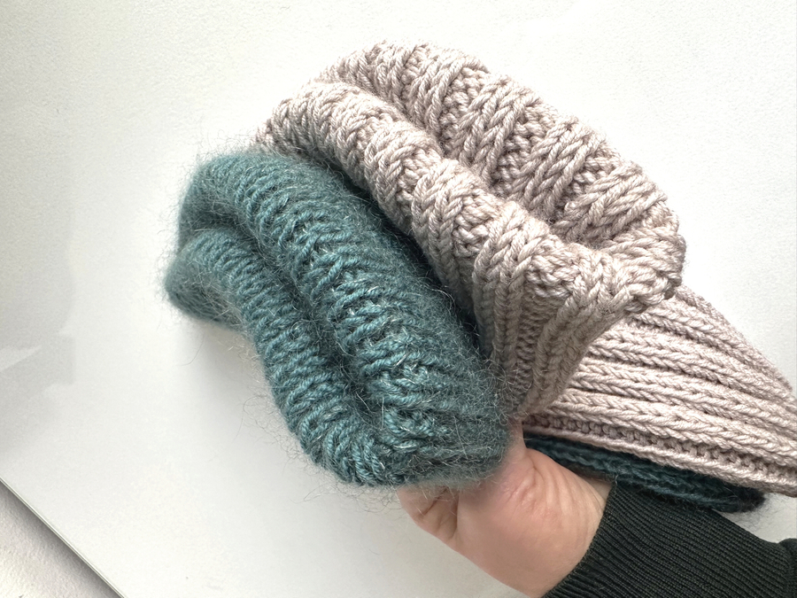 Ręcznie robiona czapka beanie AUREA 100% Baby Merino plus moher i jedwab 02 Czarny