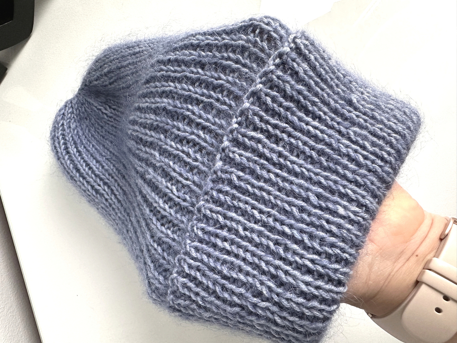 Ręcznie robiona czapka beanie AUREA 100% Baby Merino plus moher i jedwab 37/39 Jasna Lawenda niebieskim