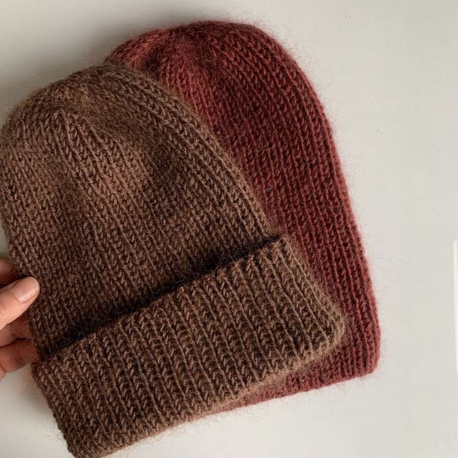 Ręcznie robiona czapka beanie AUREA 100% Baby Merino plus moher i jedwab 52/35 czekolada