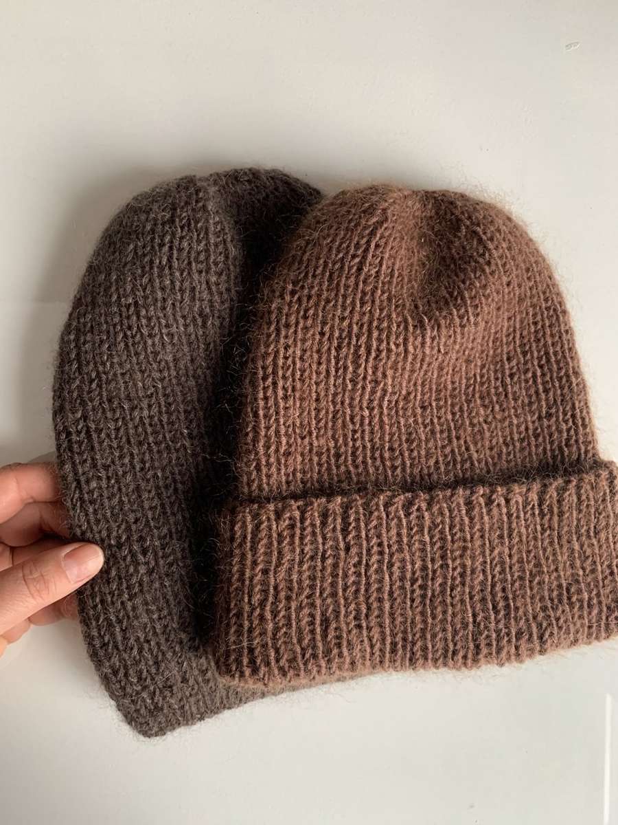 Ręcznie robiona czapka beanie AUREA 100% Baby Merino plus moher i jedwab 52/35 czekolada