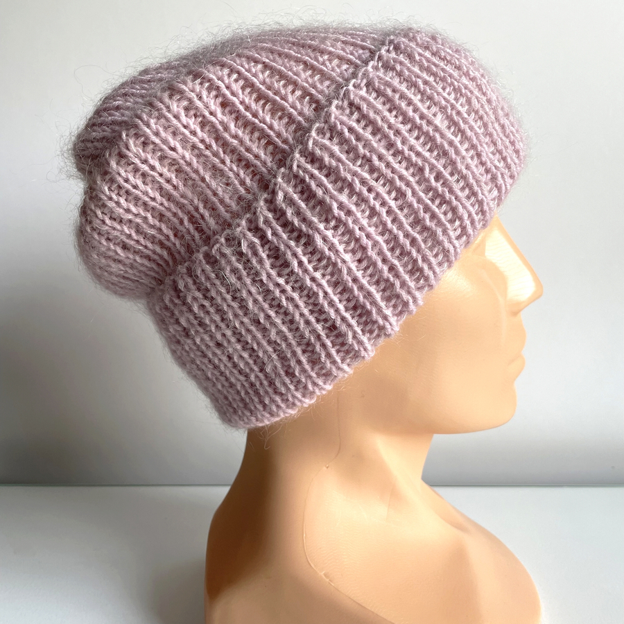 Ręcznie robiona czapka beanie AUREA 100% Baby Merino plus moher i jedwab 54/40 Pudrowy Róż