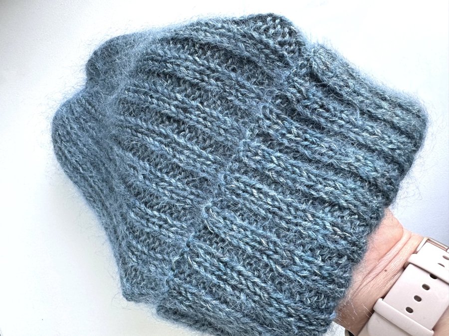 Ręcznie robiona czapka beanie AUREA 100% Ręcznie farbowana Baby Merino plus moher i jedwab Głębia Oceanu - edycja limitowana