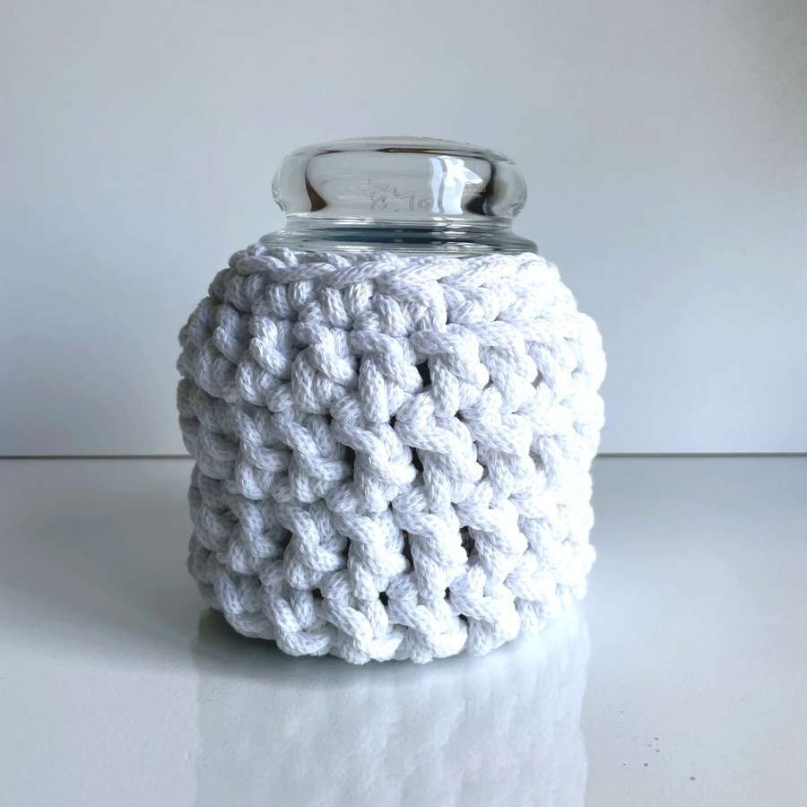 Ręcznie robiony Sweterek na świecę średnią ze sznurka bawełnianego 000 biały