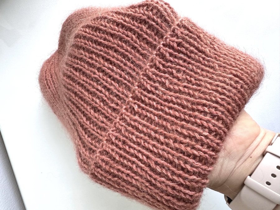 Ręcznie robiona czapka beanie AUREA 100% Baby Merino plus moher i jedwab 48/33 Blush