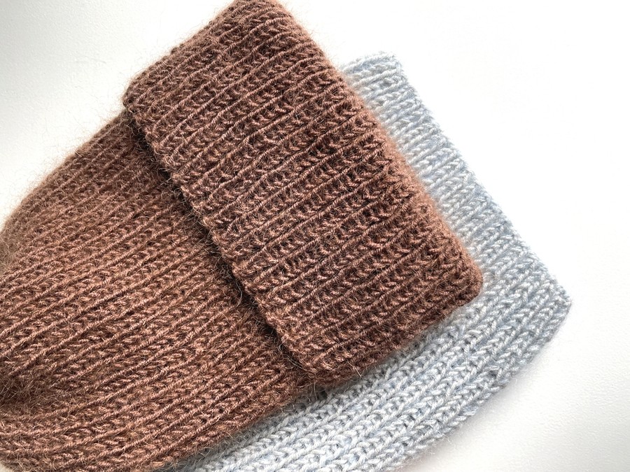 Ręcznie robiona czapka beanie AUREA 100% Baby Merino plus moher i jedwab 52/35 czekolada