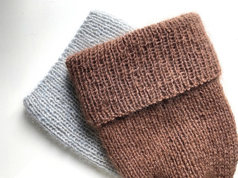 Ręcznie robiona czapka beanie AUREA 100% Baby Merino plus moher i jedwab 52/35 czekolada