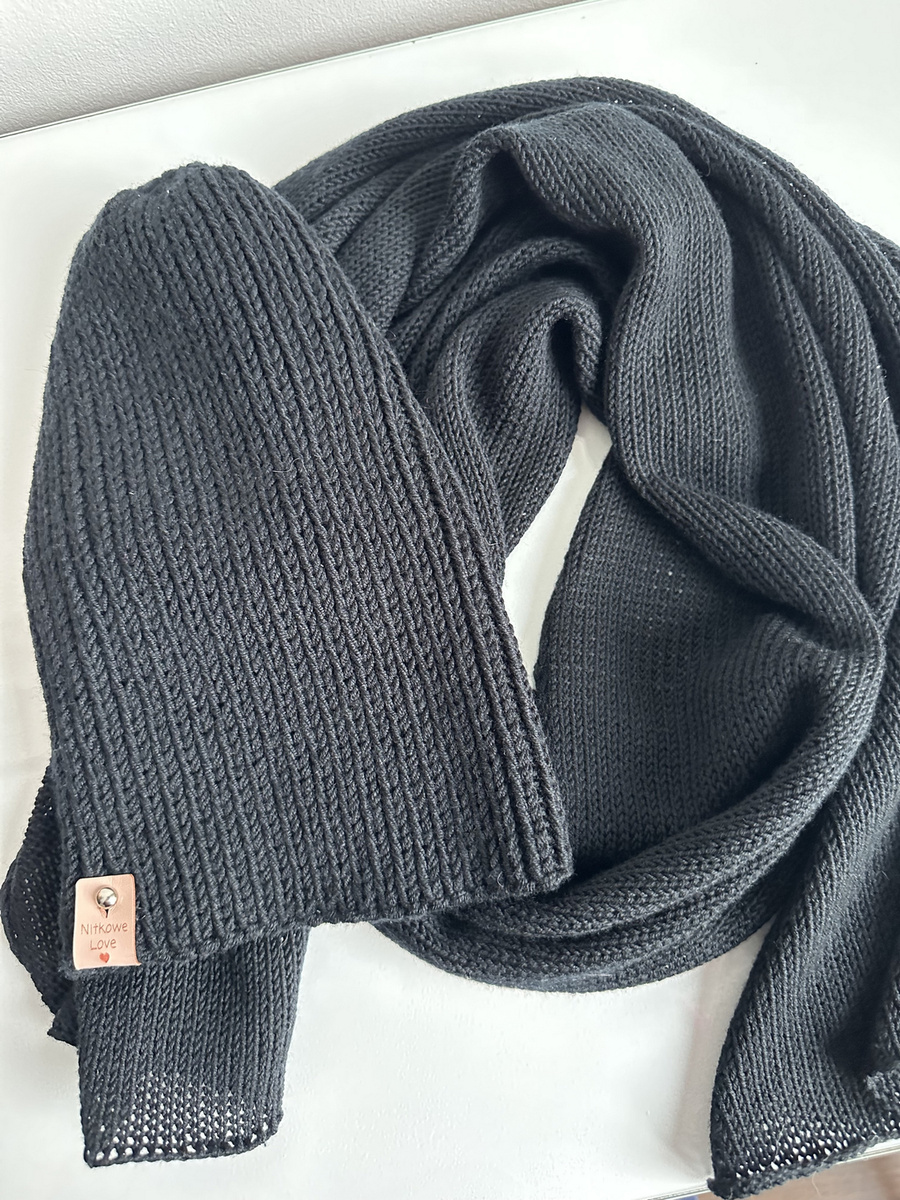 Ciepły i przytulny szal Nitkowe Love 30x180 cm 100% Baby Merino 21 czarny
