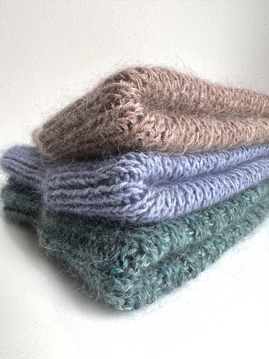 Handmade Czapka damska AUREA 100% Baby Merino plus moher i jedwab 17/41 Beż