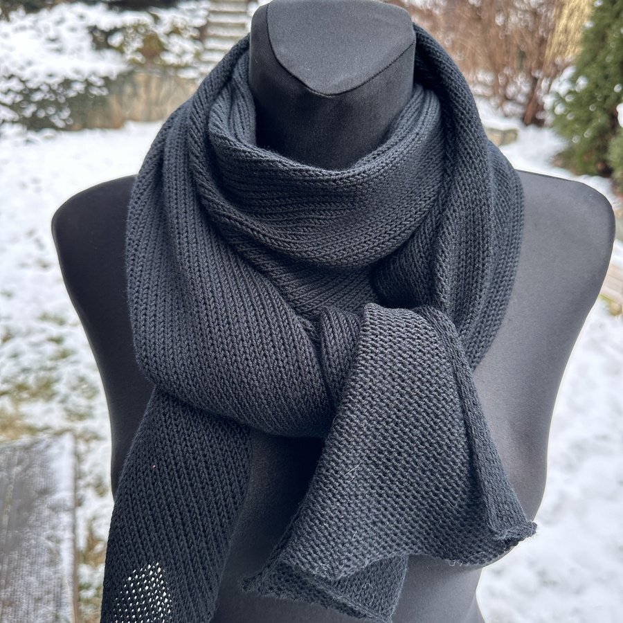 Ciepły i przytulny szal Nitkowe Love 230x35 cm 100% Baby Merino 21 czarny