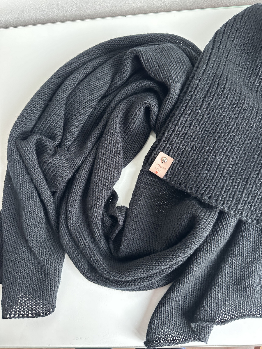 Ciepły i przytulny szal Nitkowe Love 30x180 cm 100% Baby Merino 21 czarny