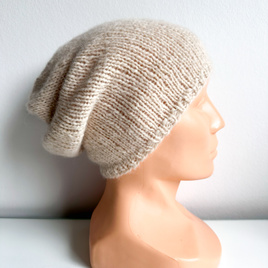 Ciepła czapka ręcznie robiona CHMURKA Alpaka 44 karminowy