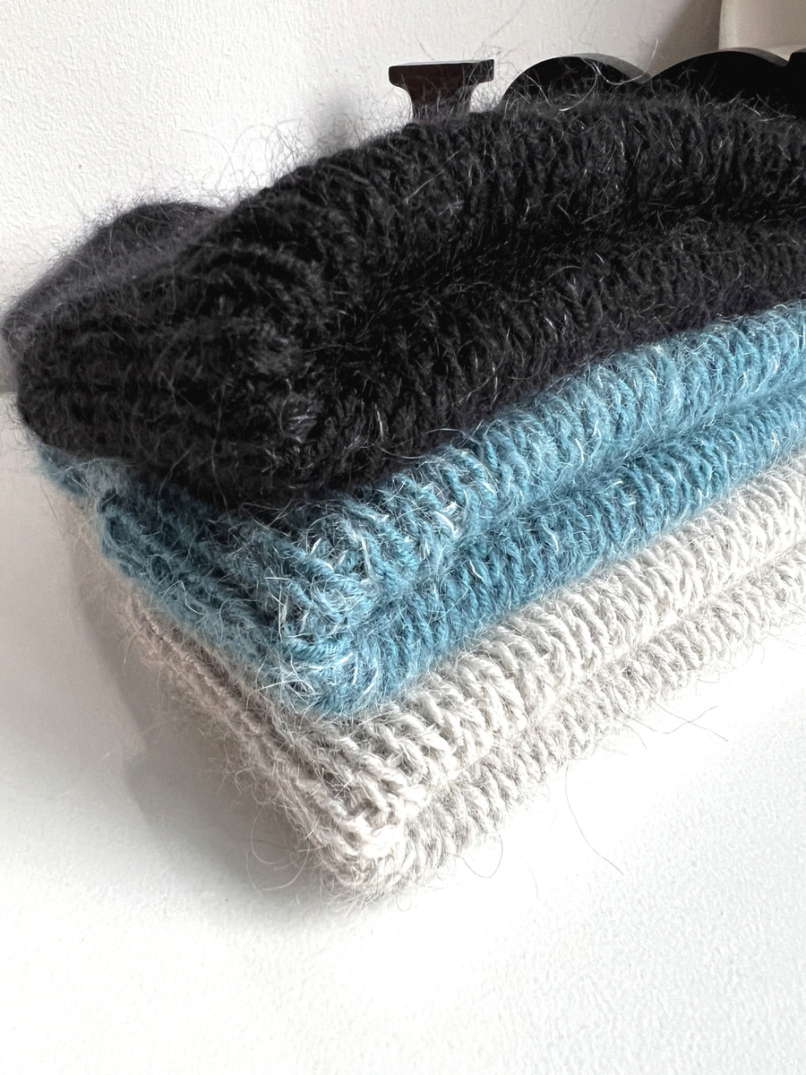 Ręcznie robiona czapka beanie AUREA 100% Baby Merino plus moher i jedwab 21/02 Czarny