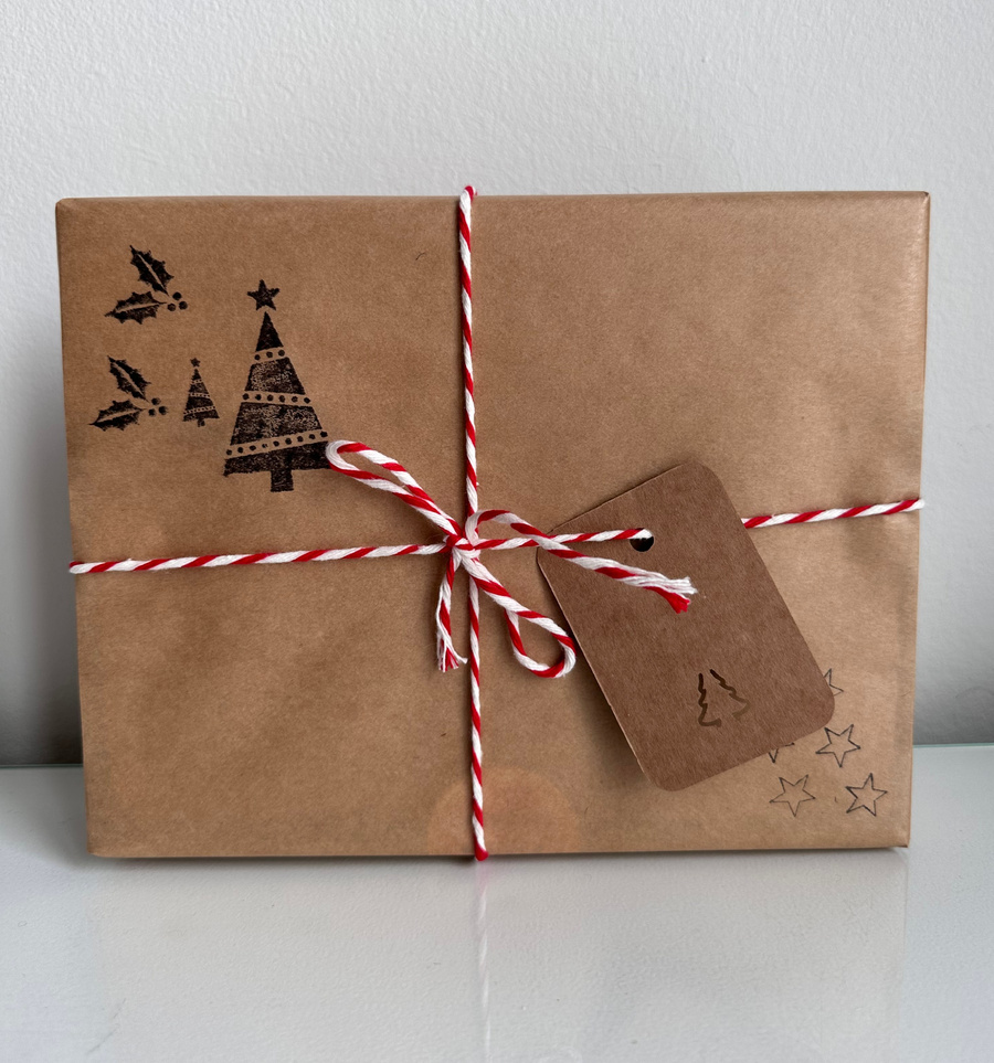 Zestaw prezentowy DLA NIEJ. Voucher + 2 świeczki + zapach do auta