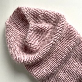 Ręcznie robiony KOMIN AUREA 100% Baby Merino plus moher i jedwab 54 Pudrowy Róż 35 cm długości