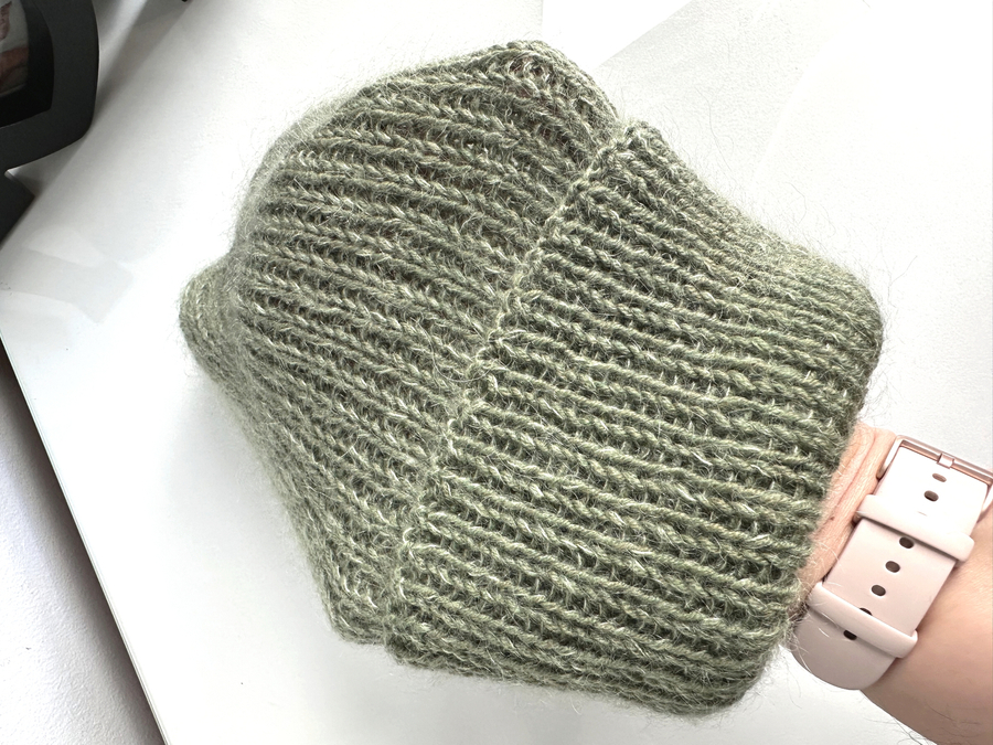 Ręcznie robiona czapka beanie AUREA 100% Baby Merino plus moher i jedwab 38/18 Oliwka