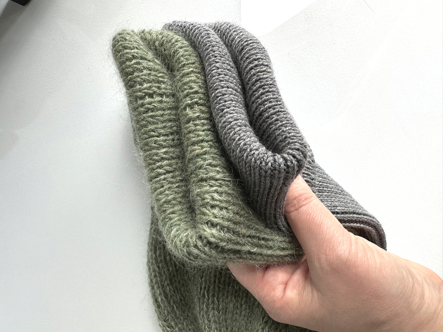 Ręcznie robiona czapka beanie AUREA 100% Baby Merino plus moher i jedwab 38/18 Oliwka