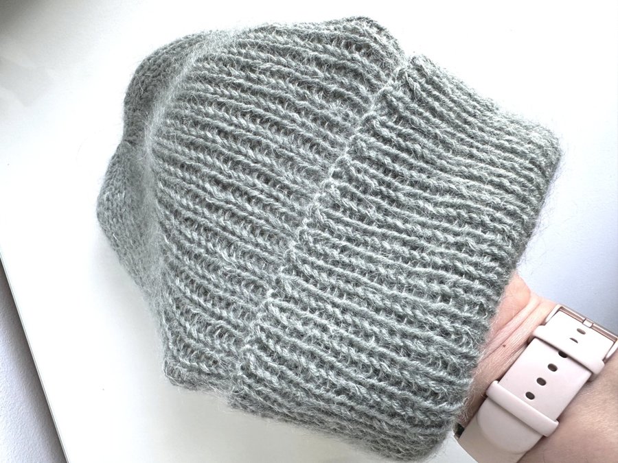 Ręcznie robiona czapka beanie AUREA 100% Baby Merino plus moher i jedwab 50/34 Zielona Szałwia