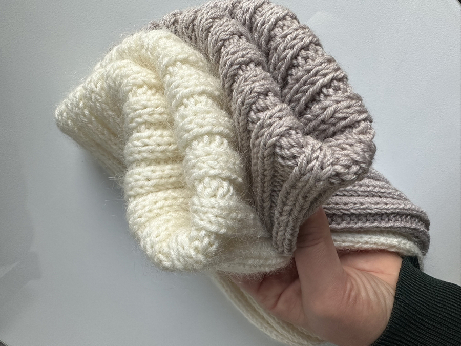 Ręcznie robiona czapka beanie MIRA 100% Merino plus moher i jedwab 01 Ecru